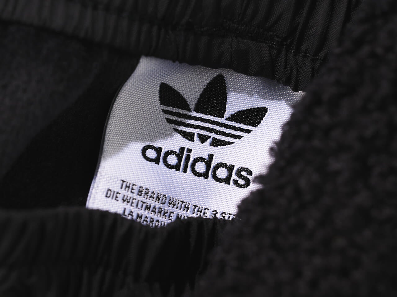 エディターが買ってよかったアディダス オリジナルスのボアパンツのタグ