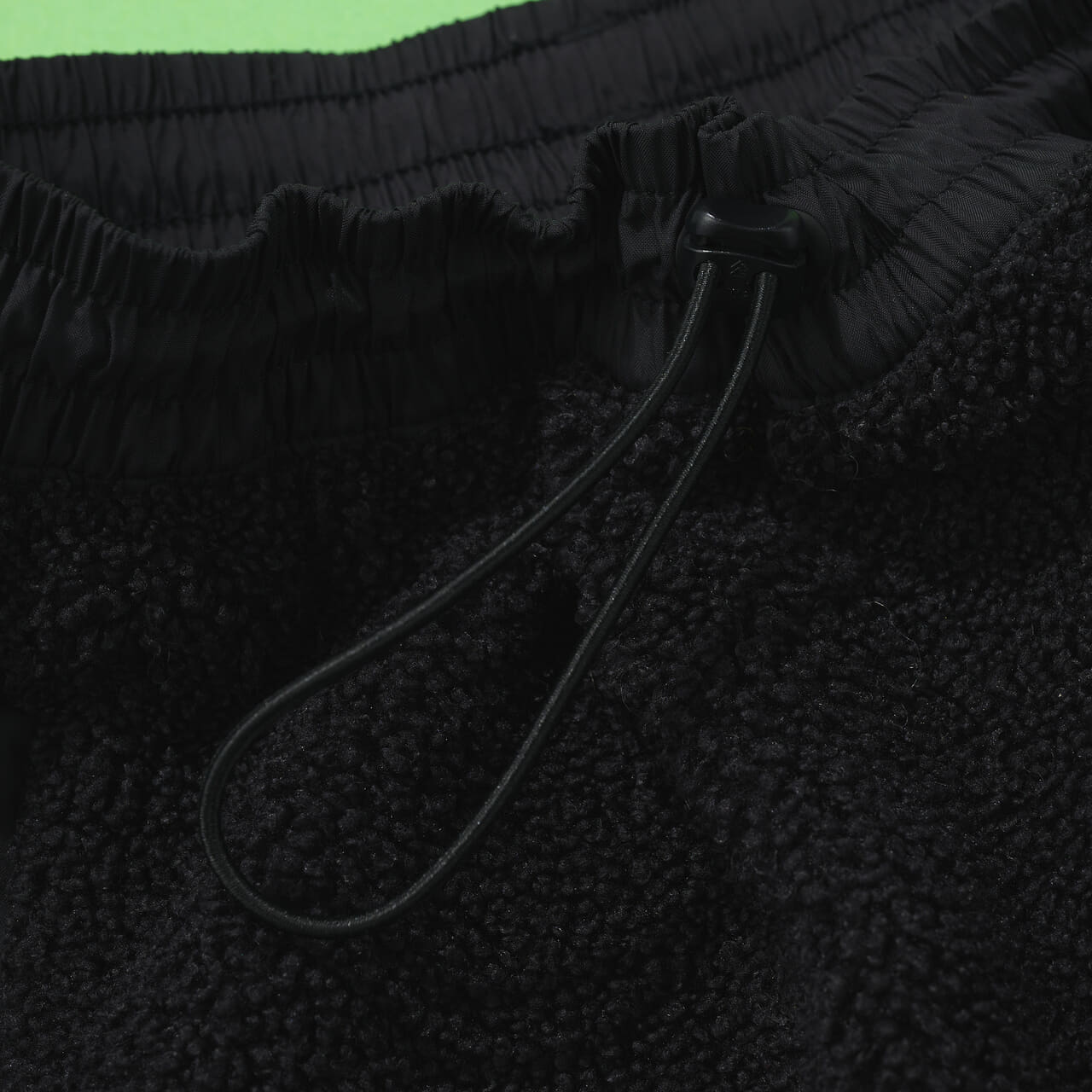 エディターが買ってよかったアディダス オリジナルスのボアパンツのドローコード