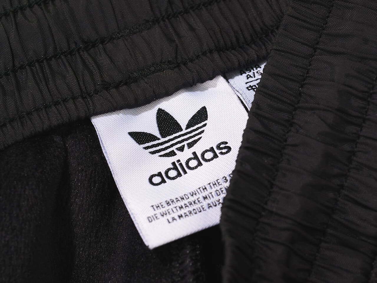 エディターが買ってよかったアディダス オリジナルスのボアパンツのタグ②