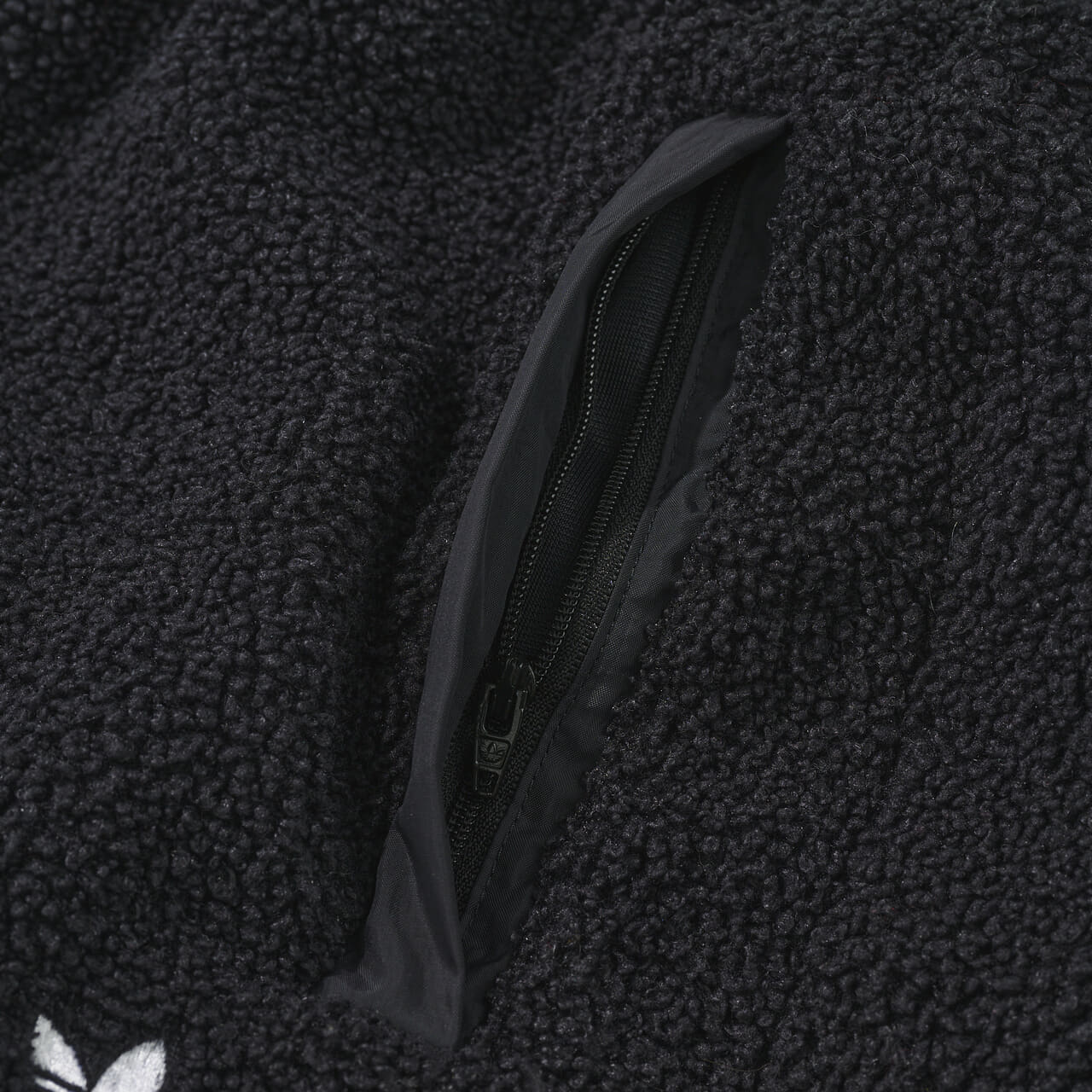 エディターが買ってよかったアディダス オリジナルスのボアパンツのポケット②