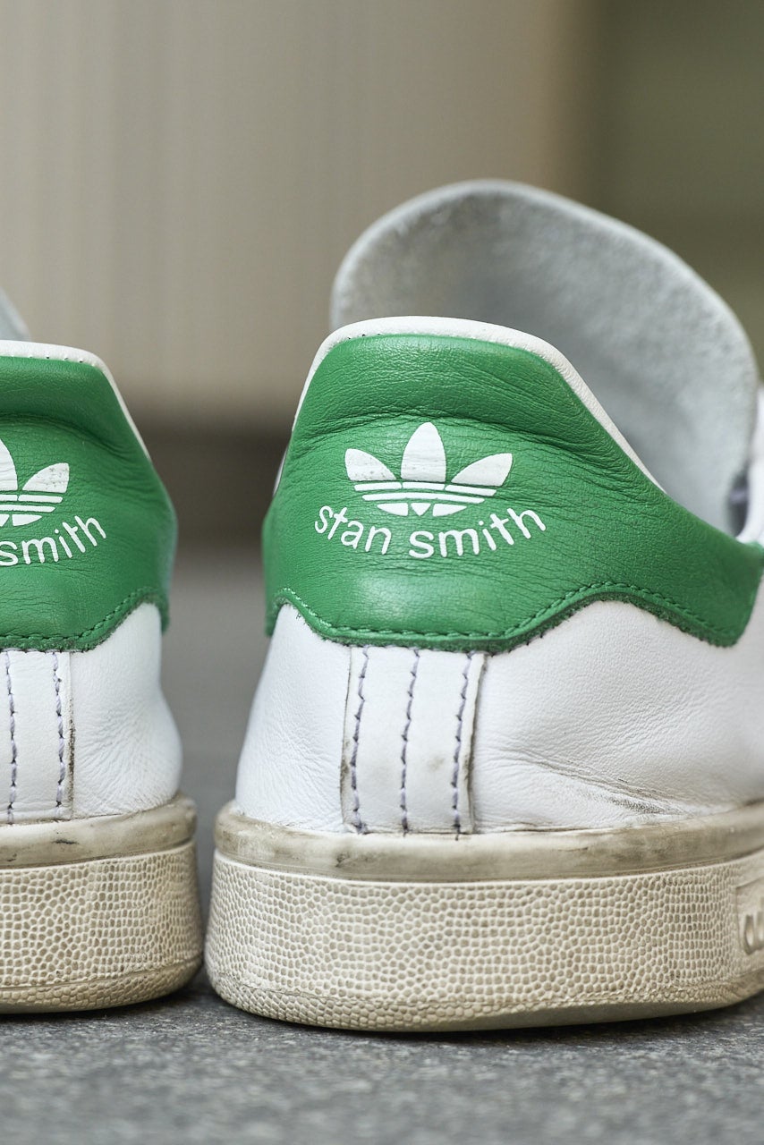 アディダス オリジナルの 愛用スニーカー「STAN SMITH DECON」のヒールロゴ寄り