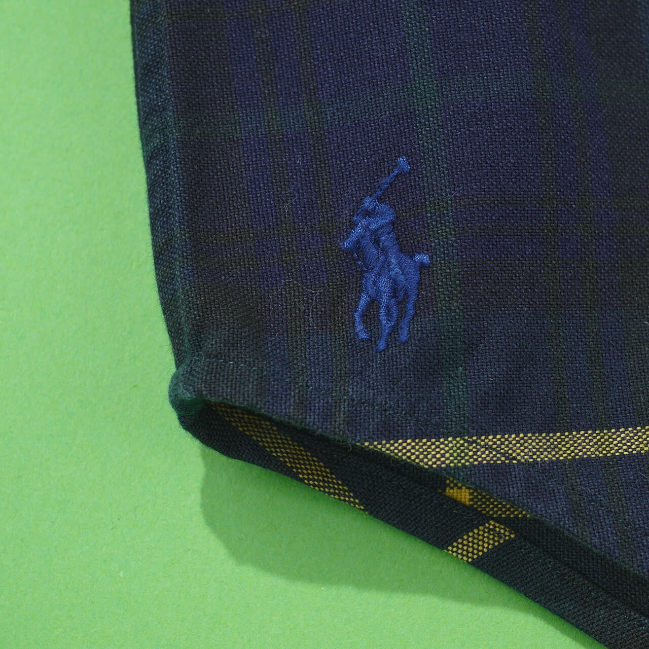 エディターが買ってよかったポロ ラルフ ローレンのシャツの裾のロゴ