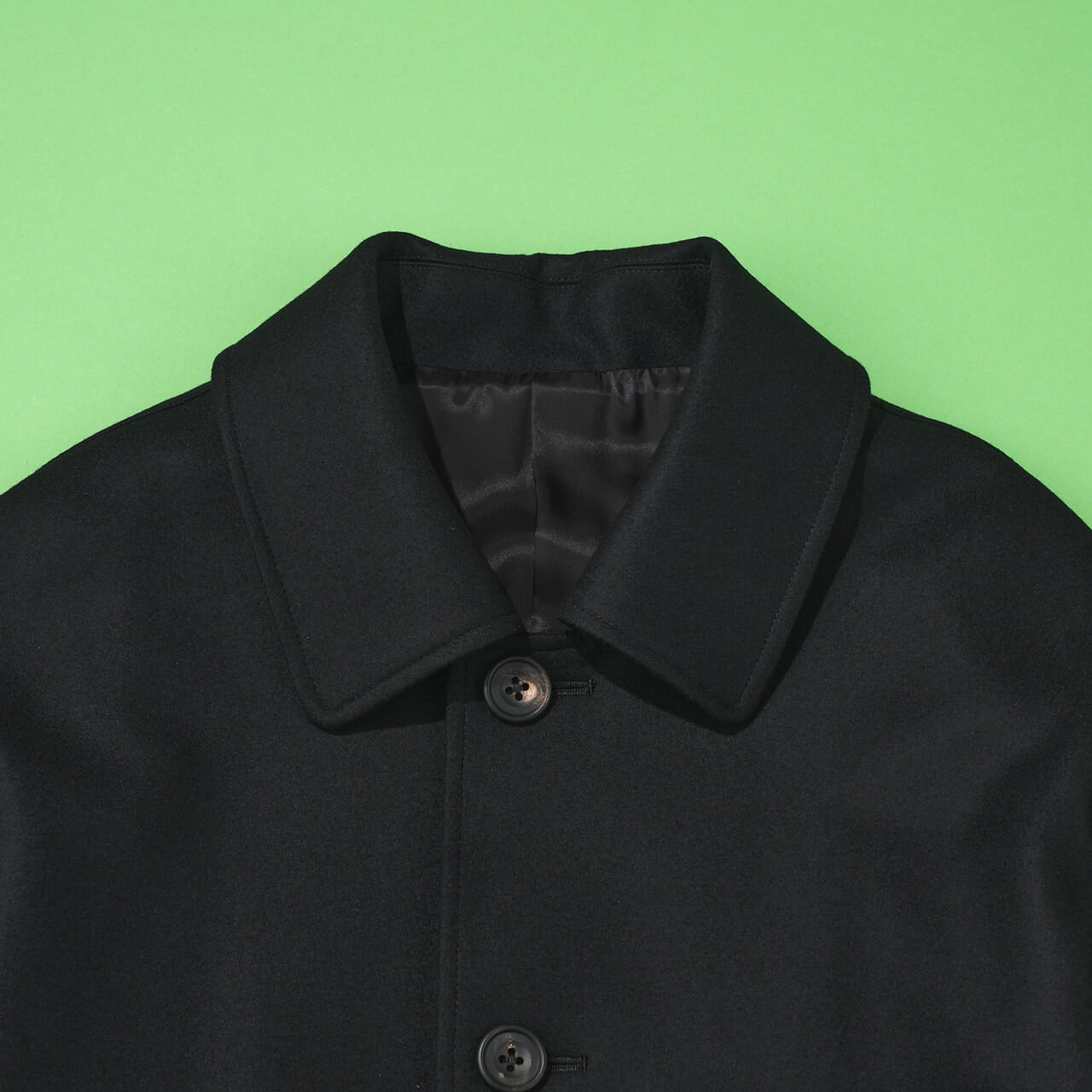 sssteinのコートの襟もと