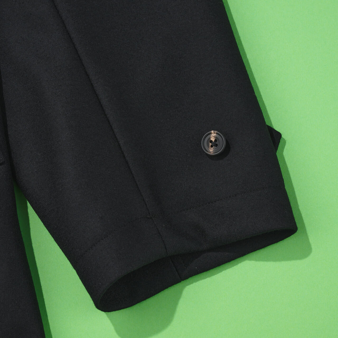 sssteinのコートの袖