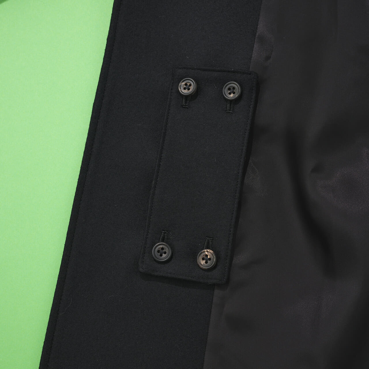 sssteinのコートの内側に付属するベルト