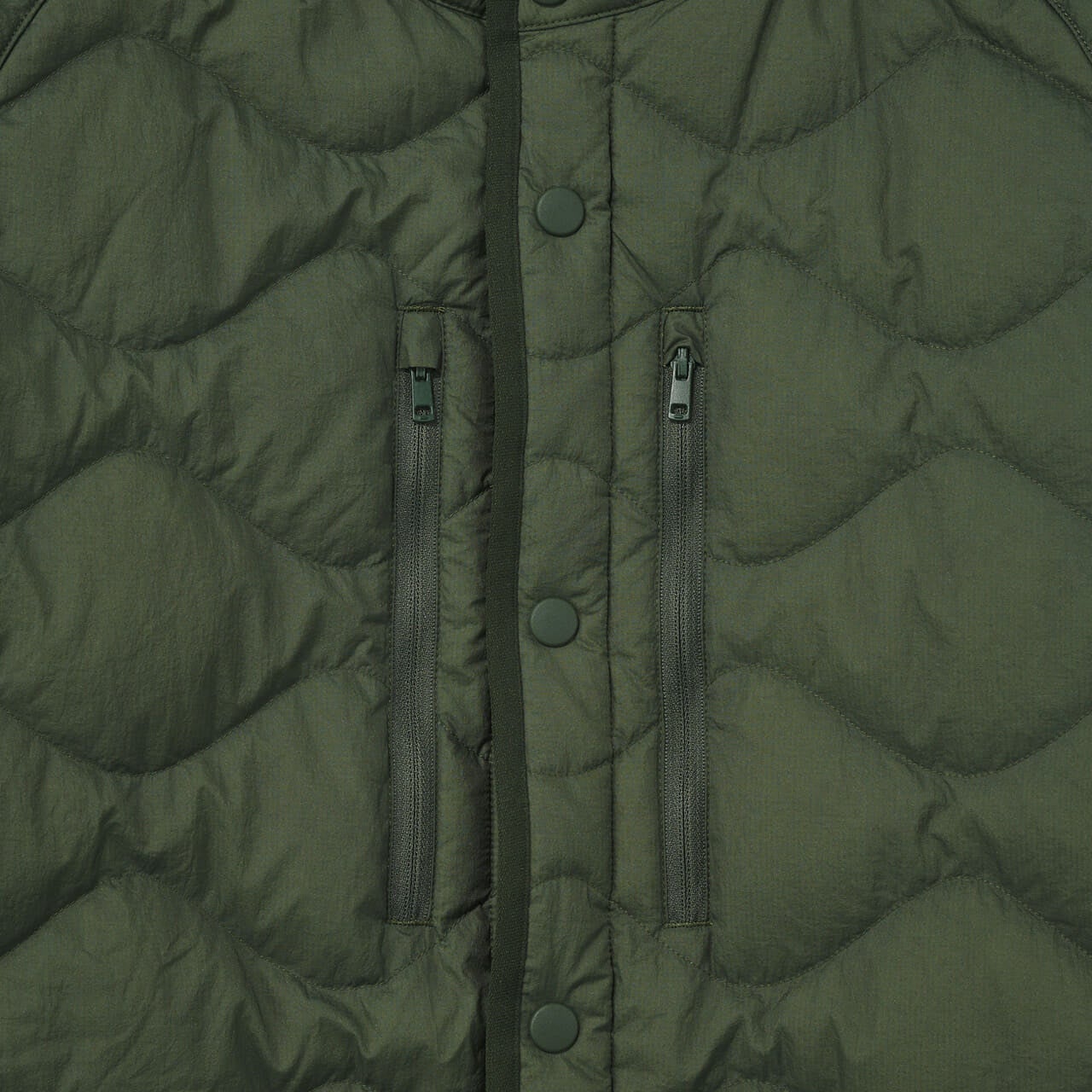 エディターが買ってよかったユニクロ×ホワイトマウンテニアリングの愛用コラボダウンのフロントジップ