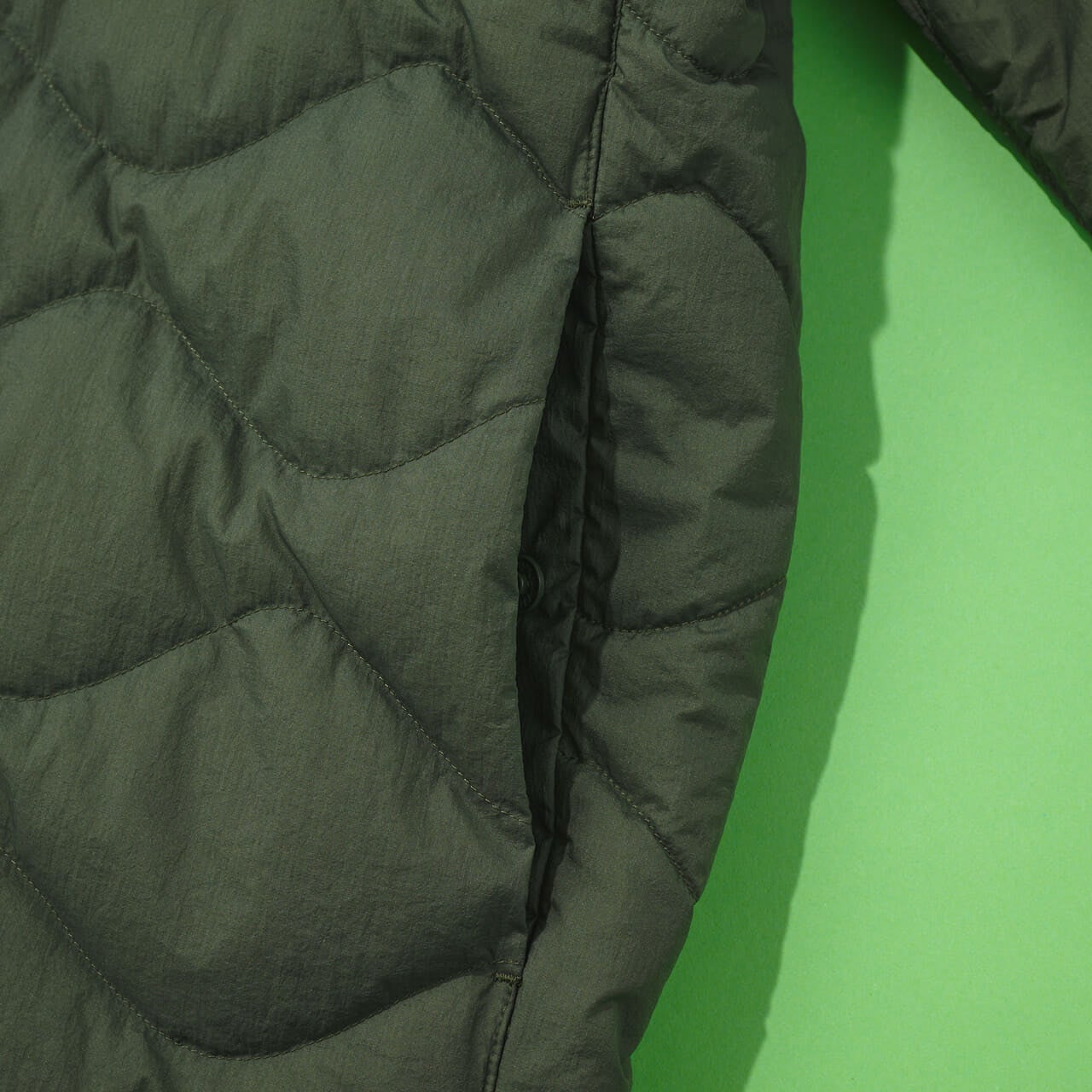 エディターが買ってよかったユニクロ×ホワイトマウンテニアリングの愛用コラボダウンのサイドポケット