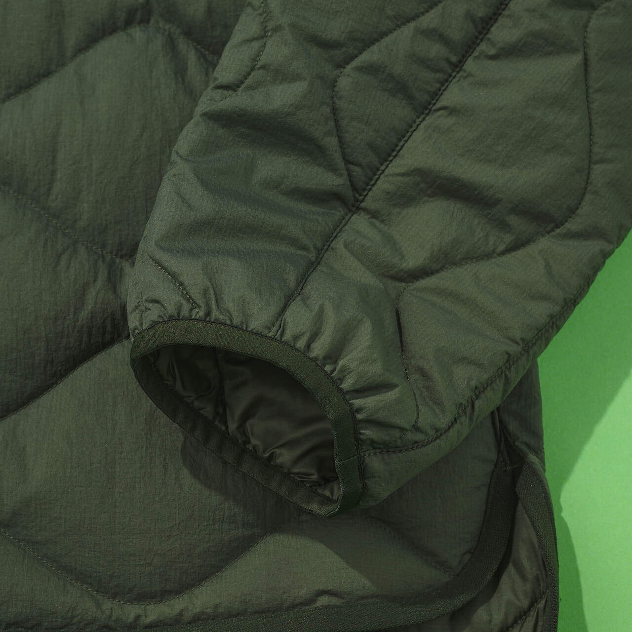 エディターが買ってよかったユニクロ×ホワイトマウンテニアリングの愛用コラボダウンの袖リブ