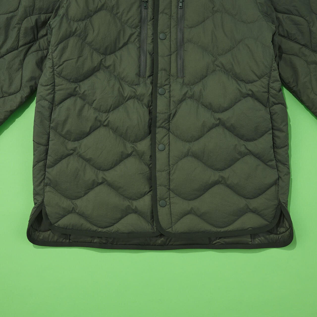 エディターが買ってよかったユニクロ×ホワイトマウンテニアリングの愛用コラボダウンの裾まわり