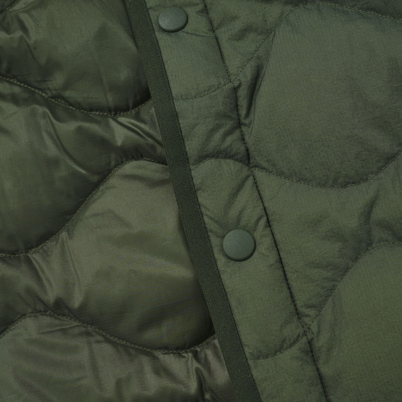 エディターが買ってよかったユニクロ×ホワイトマウンテニアリングの愛用コラボダウンのスナップボタンと裏地