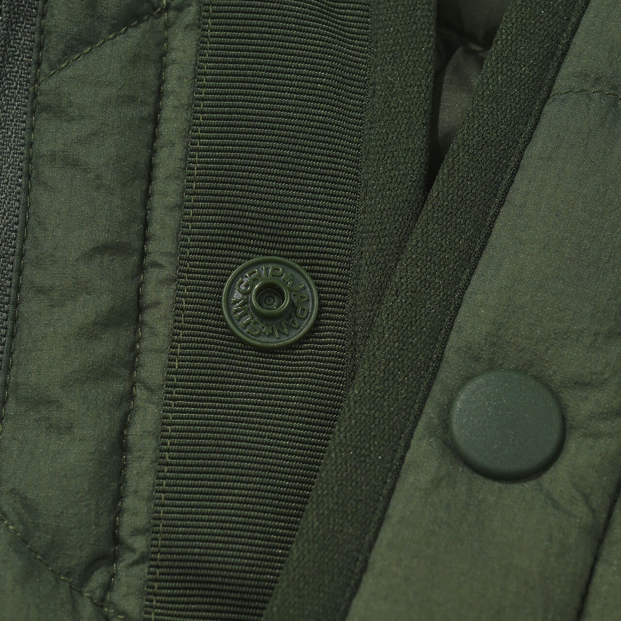 エディターが買ってよかったユニクロ×ホワイトマウンテニアリングの愛用コラボダウンのテープ