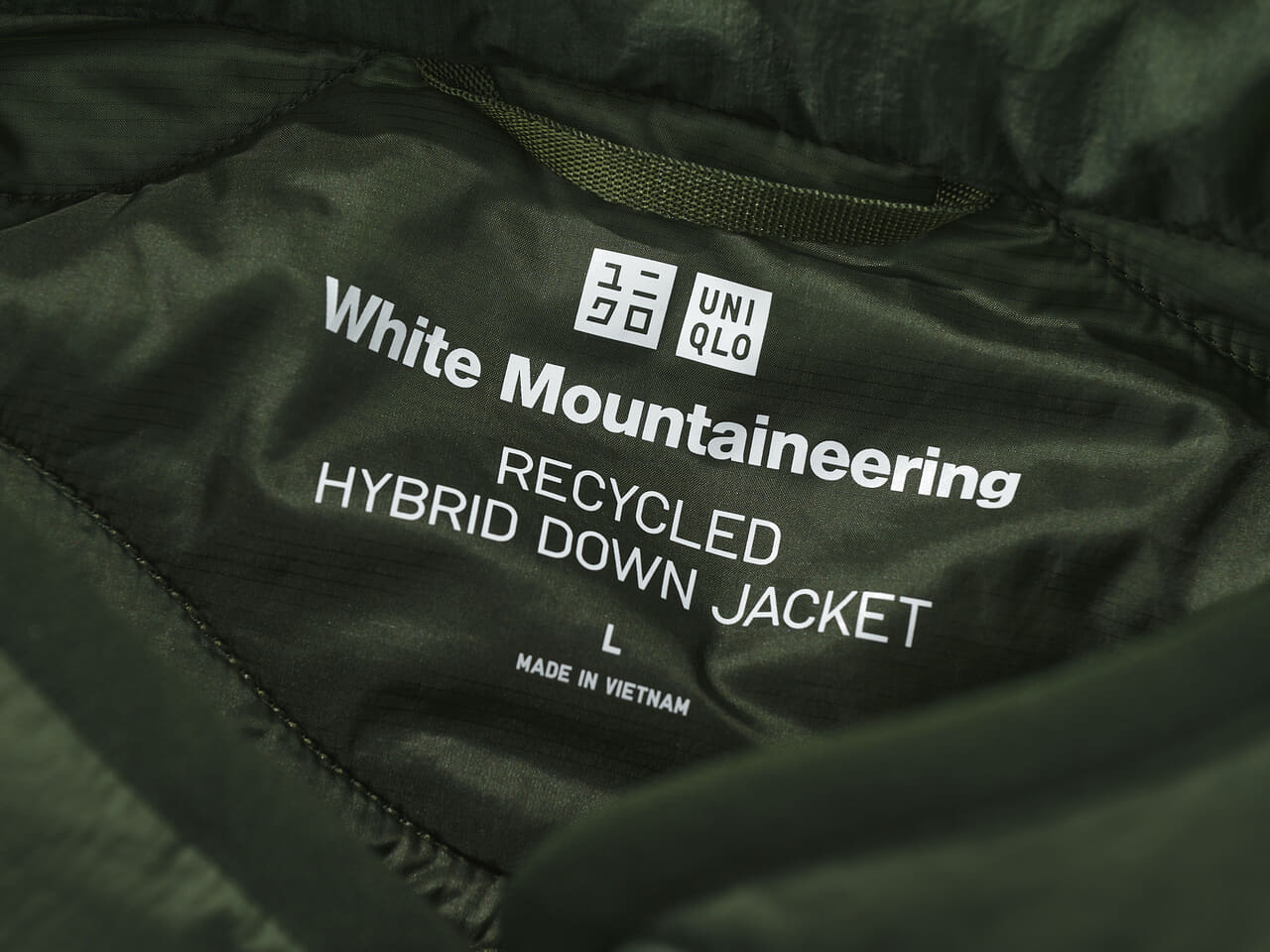 エディターが買ってよかったユニクロ×ホワイトマウンテニアリングの愛用コラボダウンのロゴ寄り