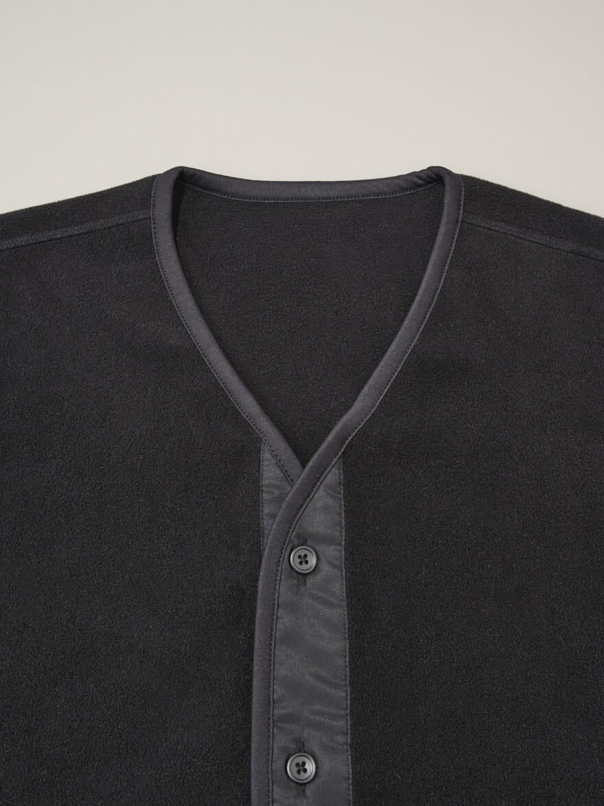 無印良品 紳士 素材に還るフリースベストの襟アップ