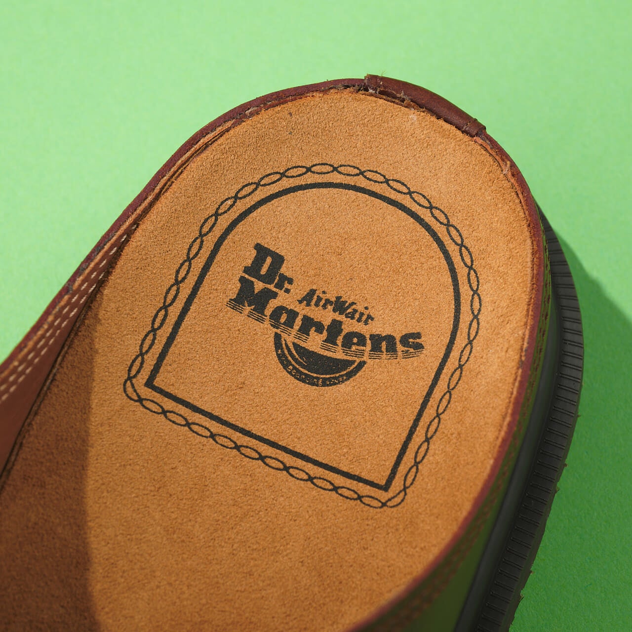 エディターが買ってよかったドクターマーチンのレザーシューズ／SAN ミュール　ロゴ寄り