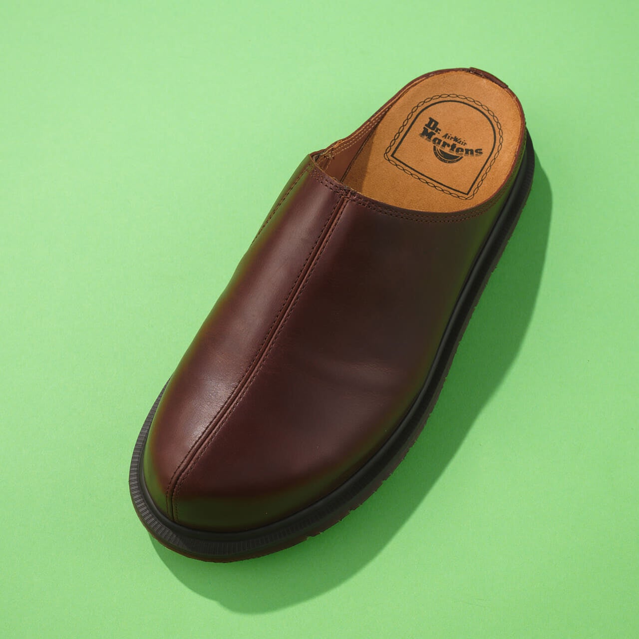 エディターが買ってよかったドクターマーチンのレザーシューズ／SAN ミュール上からの画角