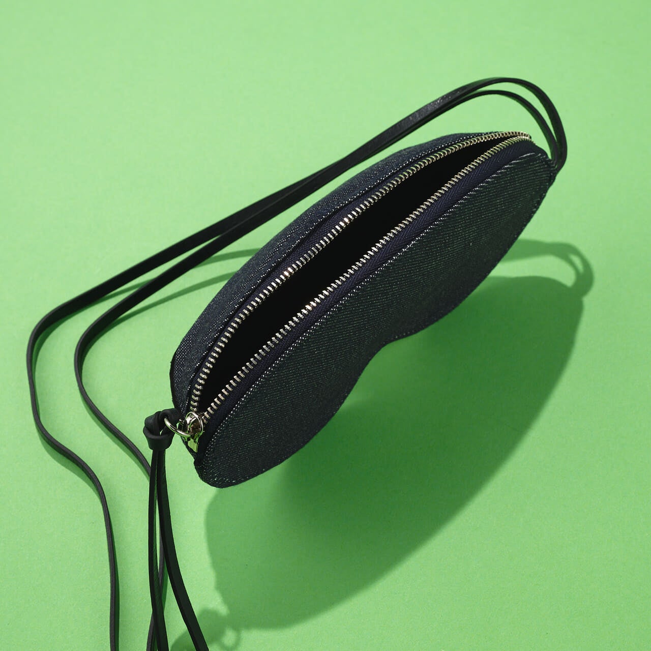 ザイルマのUna Eyeglass Denim Case Bagファスナー開け