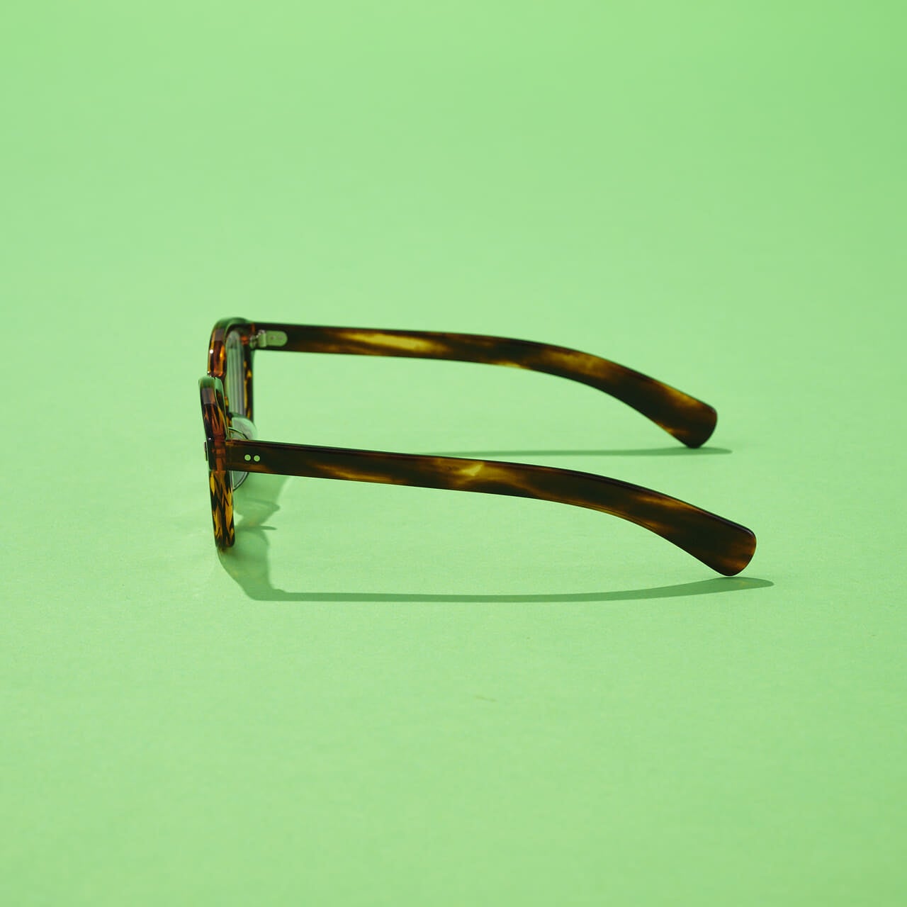 アヤメ　メガネ　編集者の愛用私物　サイド