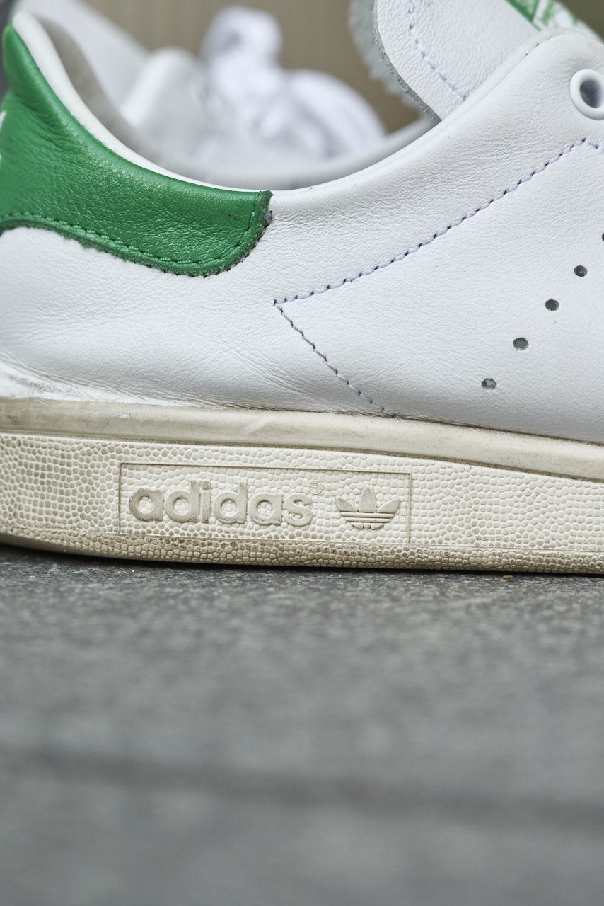 アディダス オリジナルの 愛用スニーカー「STAN SMITH DECON」のヒールロゴ寄り