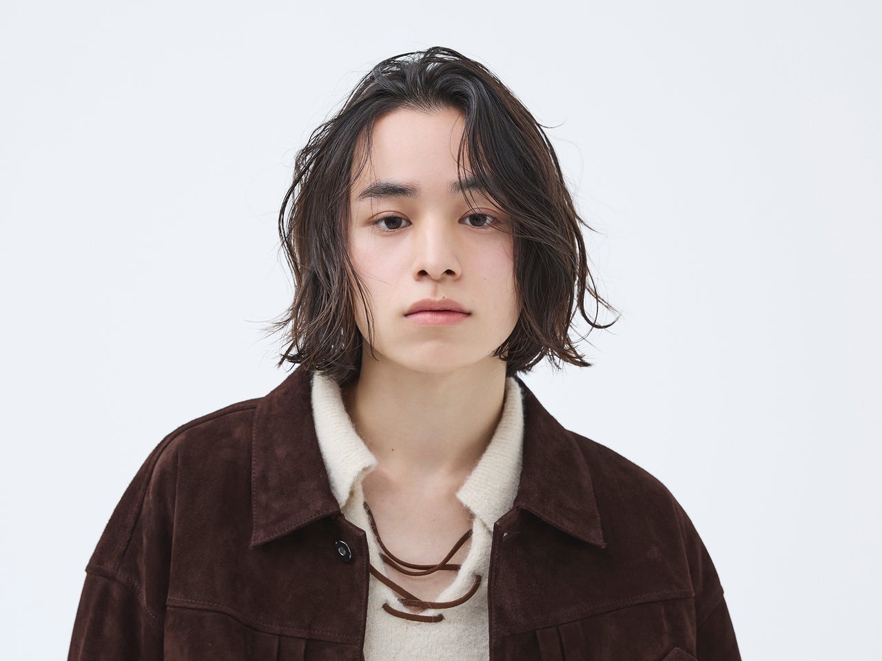 今、メンズパーマはナチュラル回帰。大ぶりウェーブで質感をアップデート【東京最旬ヘアカタログ】