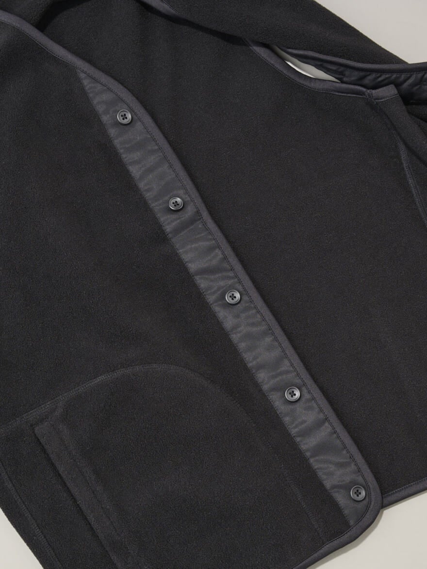 無印良品 紳士 素材に還るフリースベストのボタン部分の俯瞰