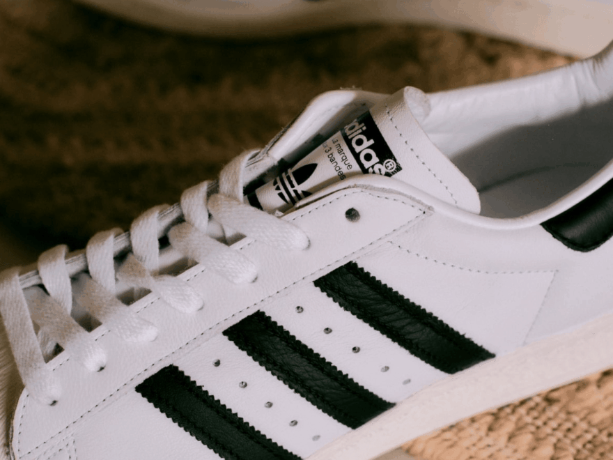 通勤も休日もOK。「白いレザースニーカー」13選。アディダス、コンバース、リーボック…大人な抜け感が欲しいならレザーの白スニが最強。