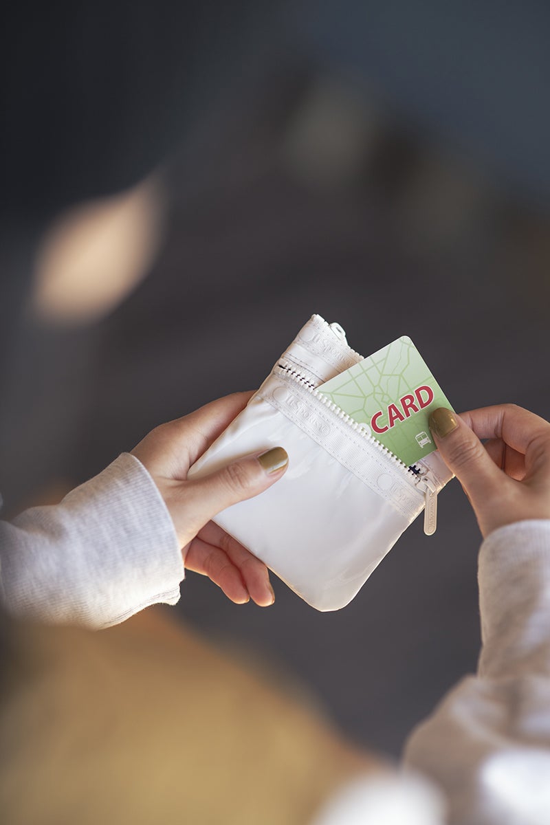 レスポートサック×ひとりっぷのコラボバッグ「ジップポーチセット」からカードを取り出す様子