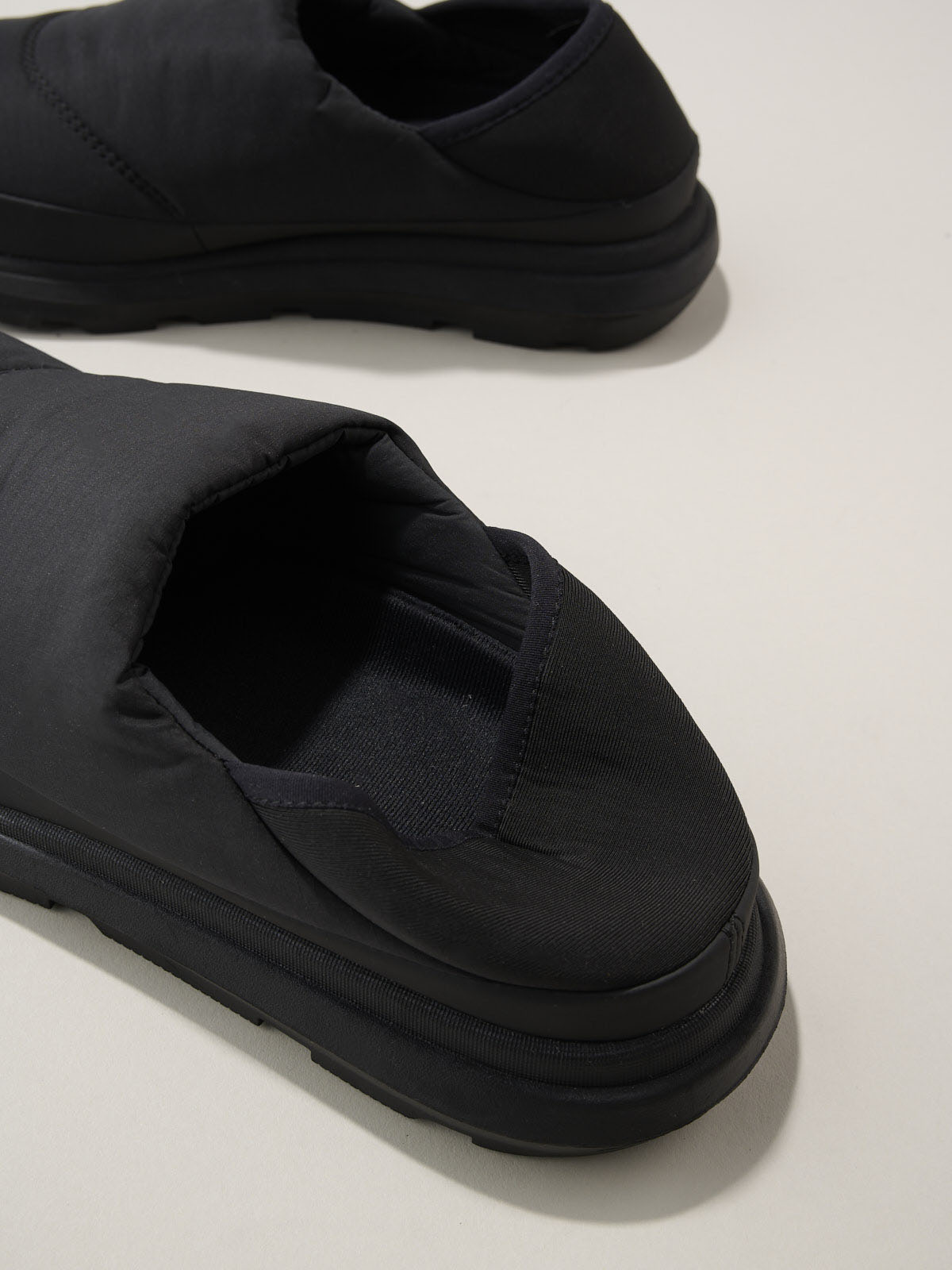 無印良品「かかとが踏める 撥水中わた入りスリッポン」2