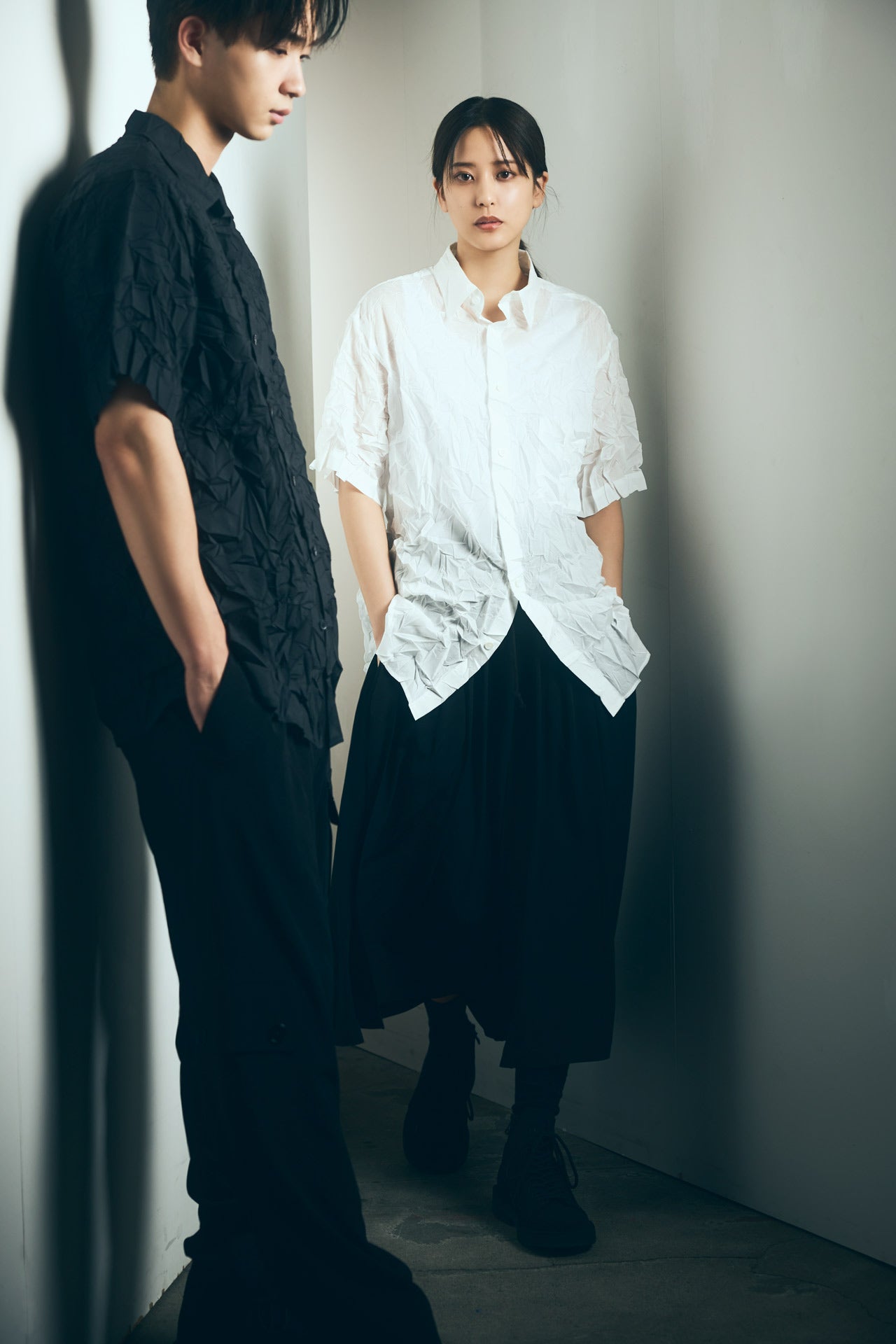 女優の山崎紘菜とメンズノンノモデルの野村康太を起用した、ヨウジヤマモト「Ground Y」の2026年春夏ファッションビジュアル２