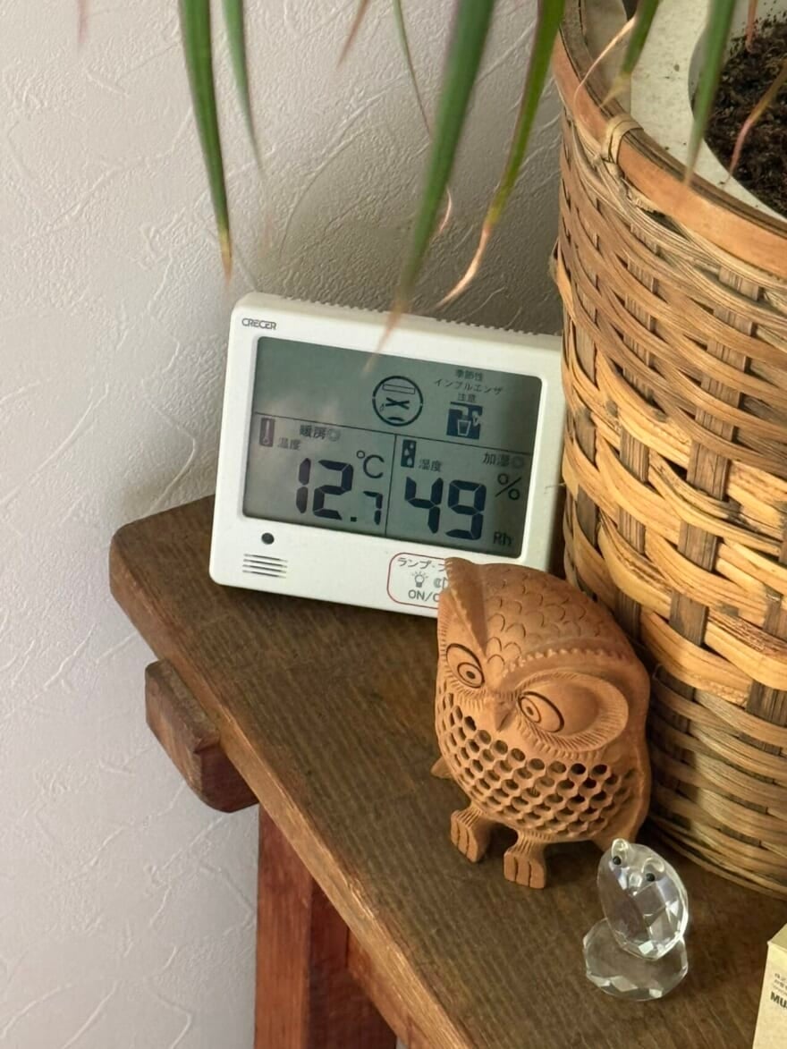 温度・湿度計。気温が12.7度、湿度が49%と表示されている。