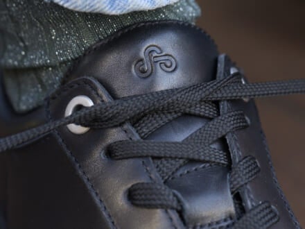 服好きの間で大ブレイク中の「オーエーオー」は存在感ある黒を買ってよかった!【人気ショップ&ブランドスタッフの冬の毎日更新スニーカースナップ/DAY12】