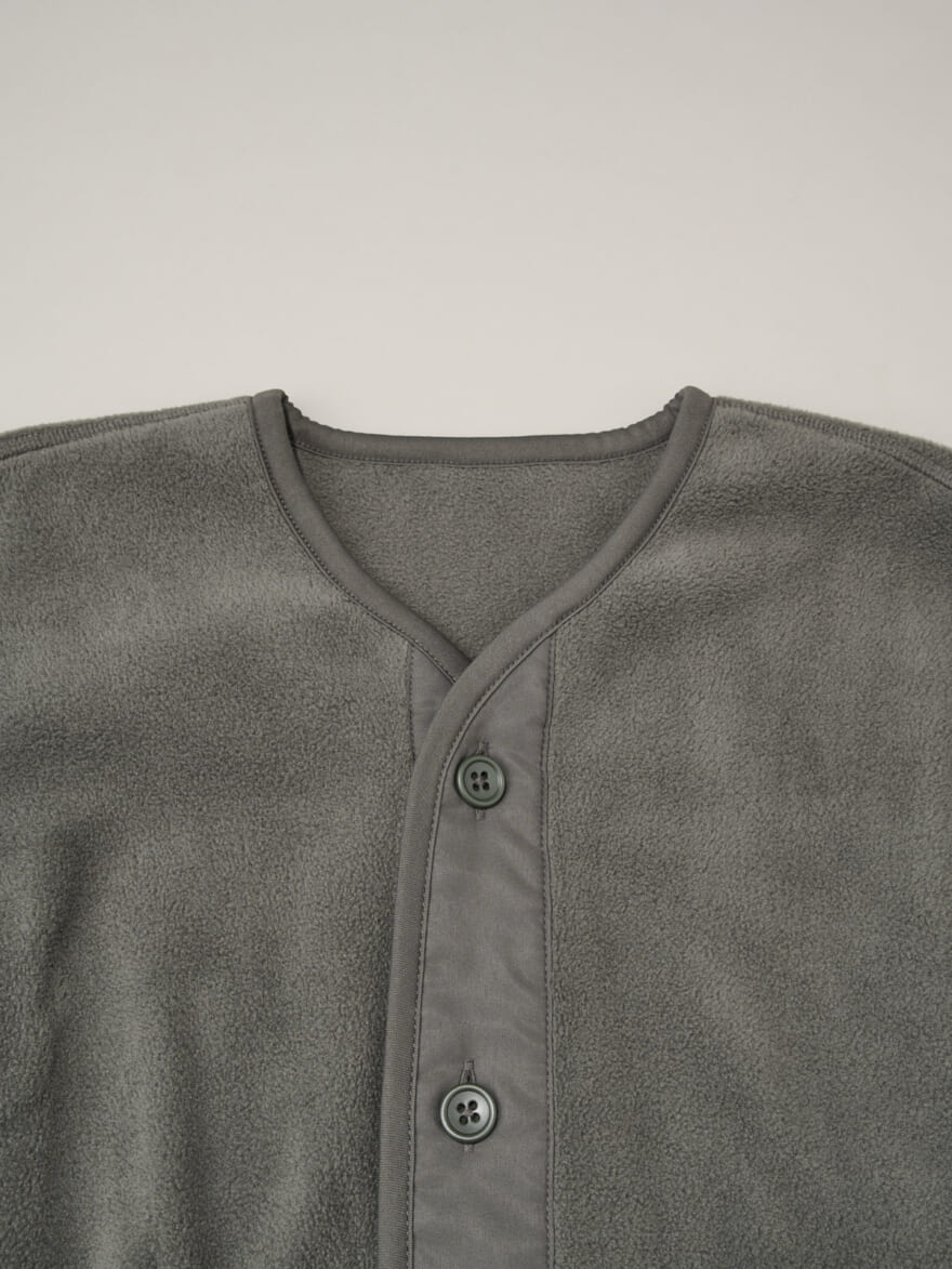 無印良品 紳士 素材に還るフリースカーディガンの襟の部分