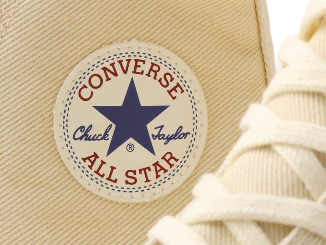 [Gallery]育てたくなる“デニムなオールスター”。「コンバース」の名品がアトモス別注でアップデート！ブラックとホワイトの大人な２色展開に注目！