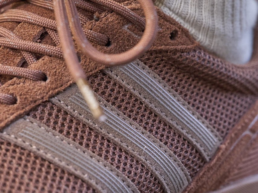 「特別なアディダス」の大人ブラウンスニーカーなら“ラフだけど上品”なスタイルが叶う！【人気セレクトショップの冬の毎日更新スニーカースナップ／DAY18】