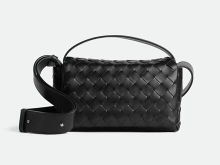 「ボッテガ ヴェネタ」から新作ミニレザーバッグが登場！フラップデザインでイントレチャートを洗練アップデート！