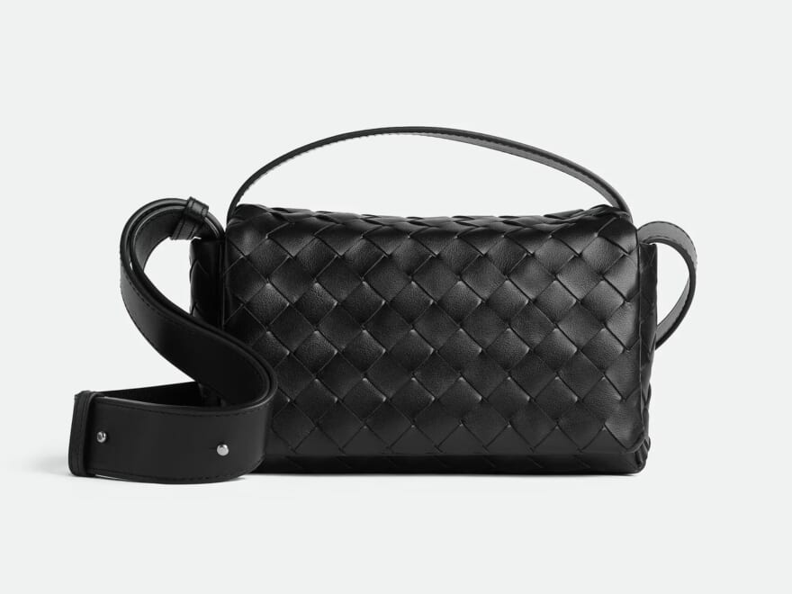 「ボッテガ ヴェネタ」から新作ミニレザーバッグが登場！フラップデザインでイントレチャートを洗練アップデート！