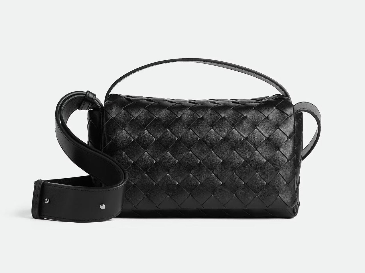 「ボッテガ ヴェネタ」から新作ミニレザーバッグが登場！フラップデザインでイントレチャートを洗練アップデート！