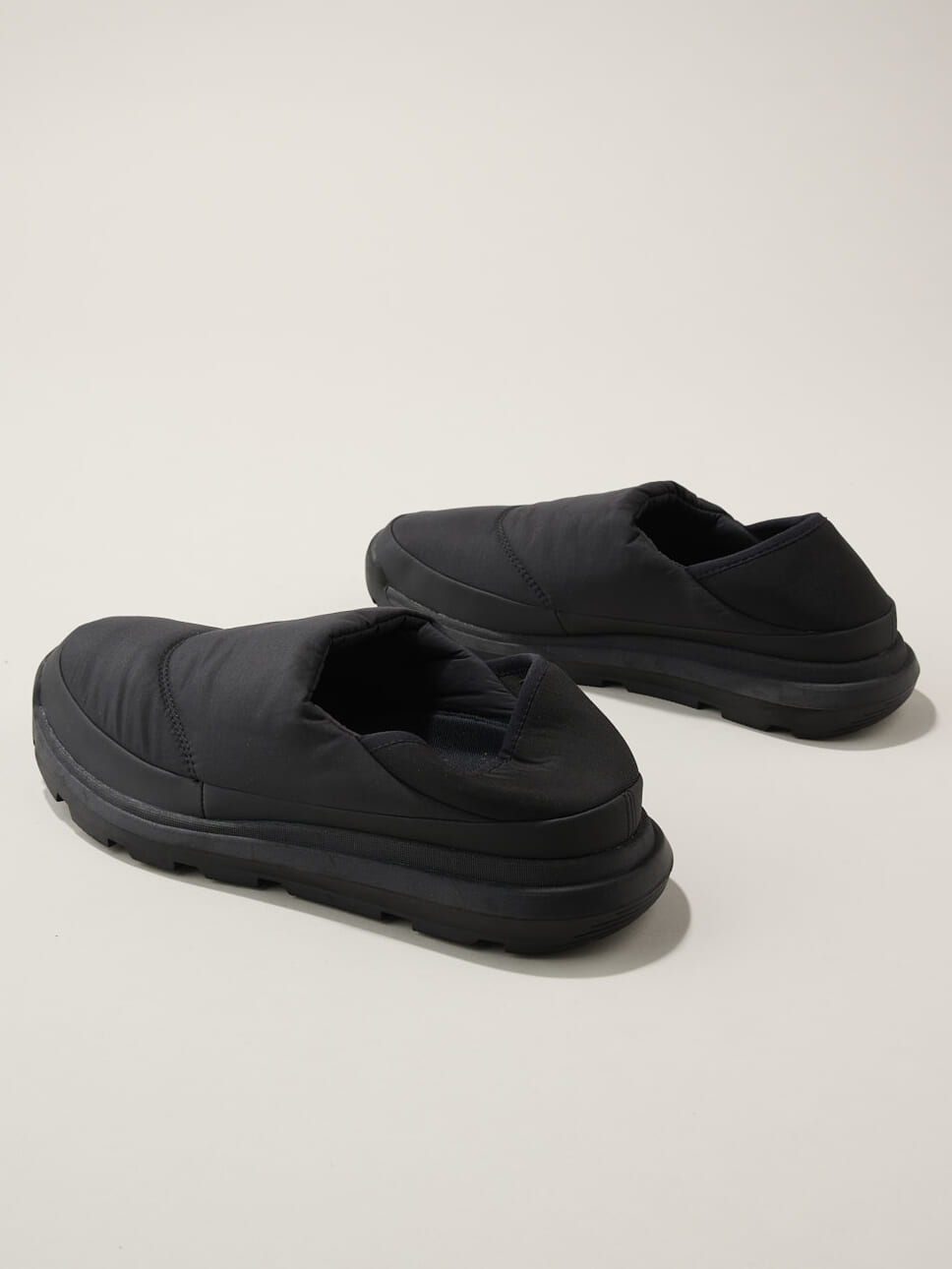 無印良品「かかとが踏める 撥水中わた入りスリッポン」1