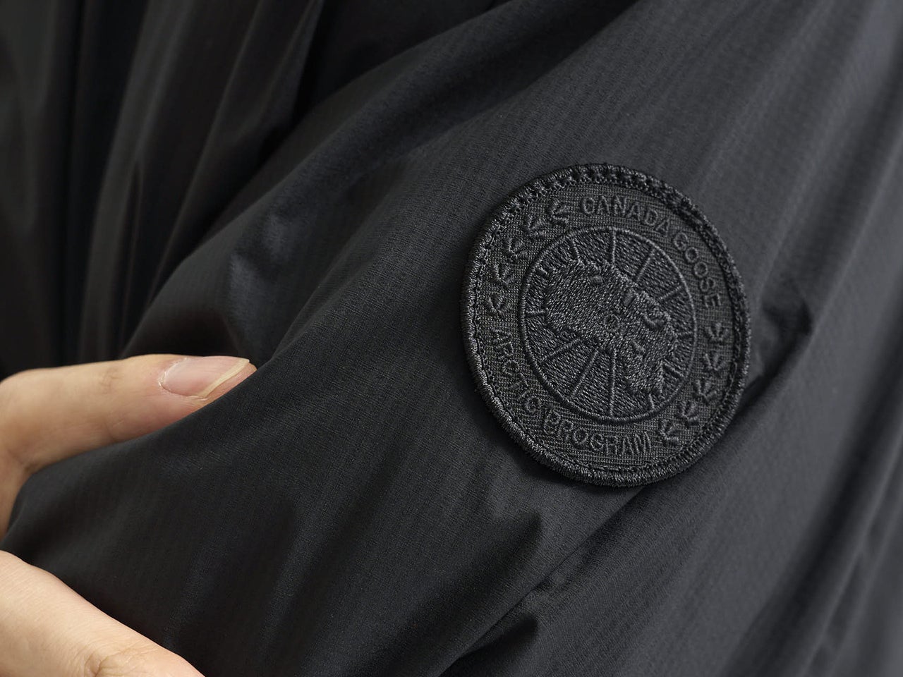 「カナダグース」の黒ダウンを「ブルックスブラザーズ」のシャツで大人ジャケット感覚で着る！【服好きたちのダウンスナップ #12】