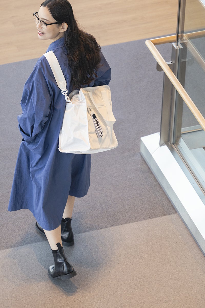 レスポートサック×ひとりっぷのコラボバッグ「ワンデーキャビン」のホワイトを着用したモデル