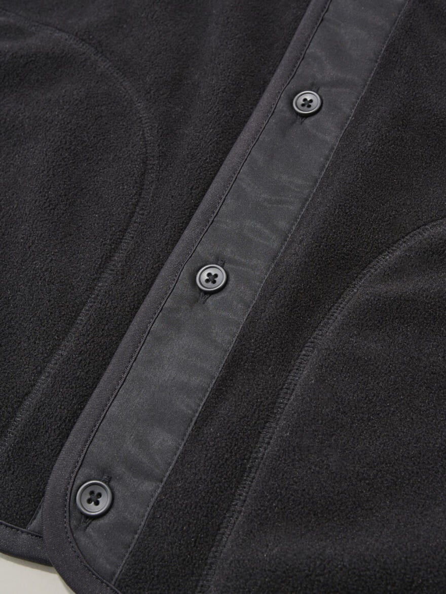 無印良品 紳士 素材に還るフリースベストのボタン部分