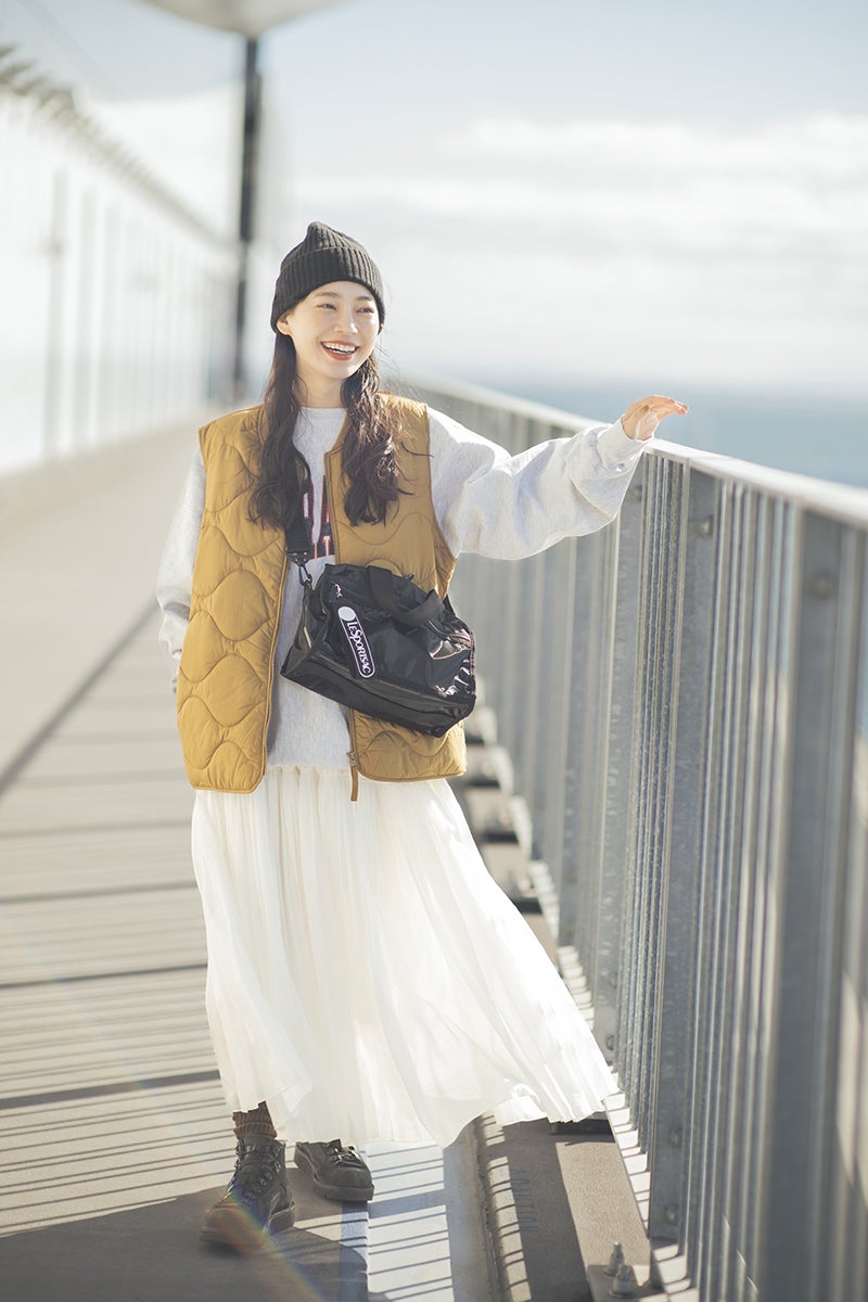 レスポートサック×ひとりっぷのコラボバッグ「バイクボストン」のブラックを着用するモデル