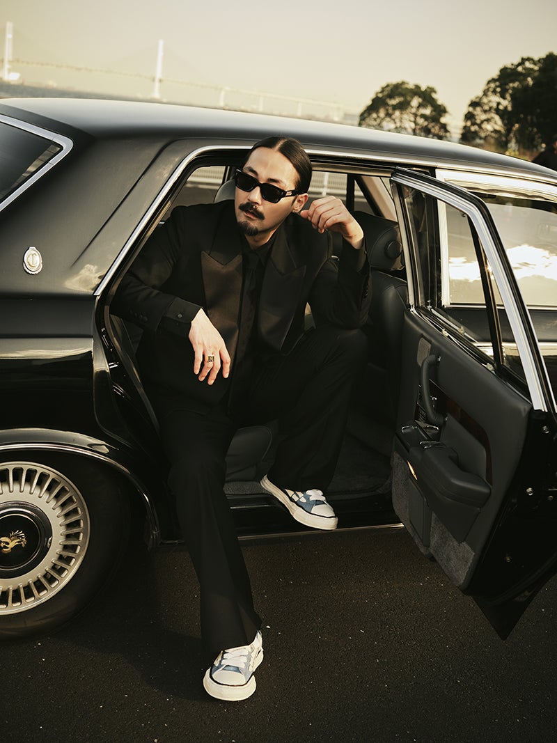 ラッパーのJin Doggさんを起用したアミリとミハラヤスヒロのコラボスニーカー第2弾のイメージ写真