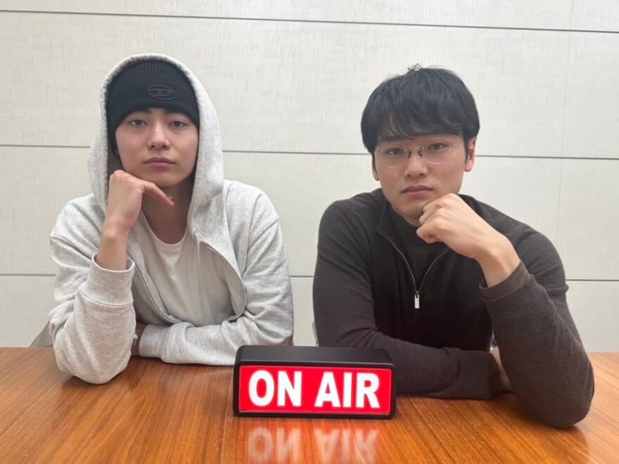 メンズノンノモデル中川大輔と豊田裕大。2人の前のテーブルの前に、onairと書かれたランプが置かれている。