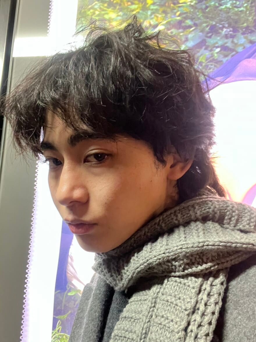 マフラーを巻いた豊田裕大