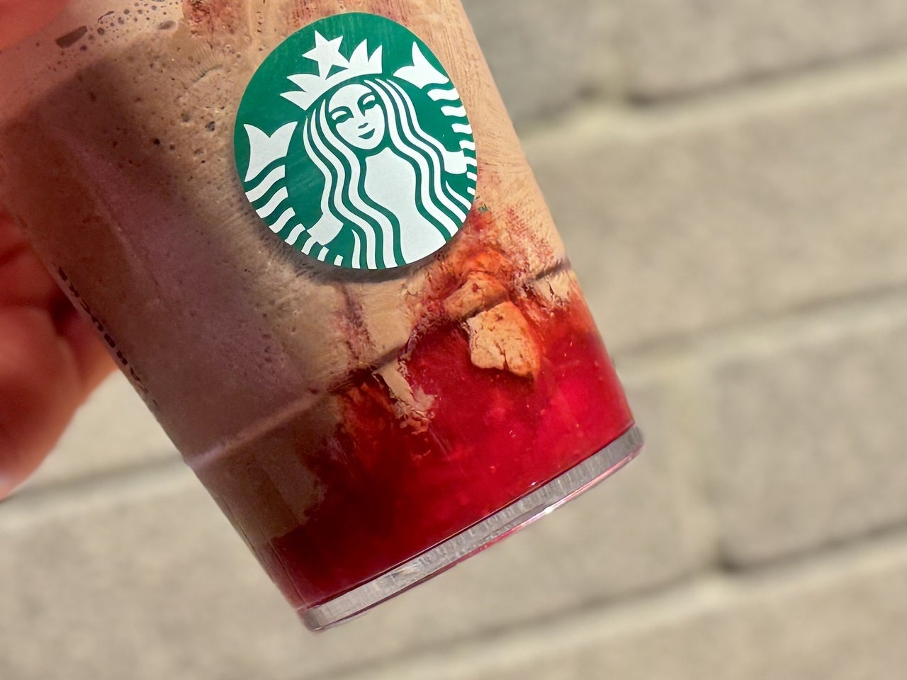 スタバ新作「カカオ & ストロベリー ムース フラペチーノ&reg;」カップ下部のストロベリー果肉ソースアップ