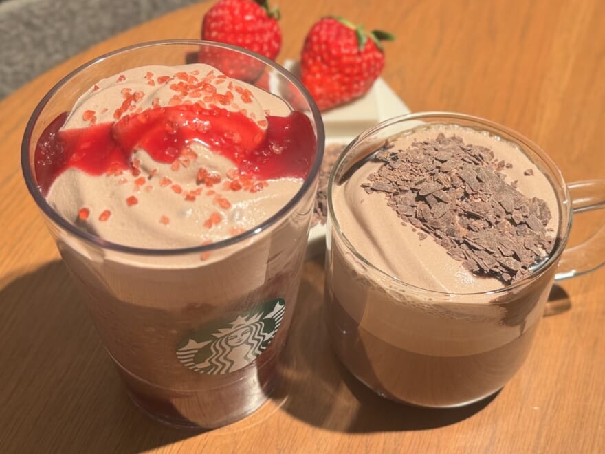 【スタバ 新作】バレンタイン2026「カカオ & ストロベリー ムース フラペチーノ®」がまるで飲むジェラート！ ヘーゼルナッツ好きにもオススメ