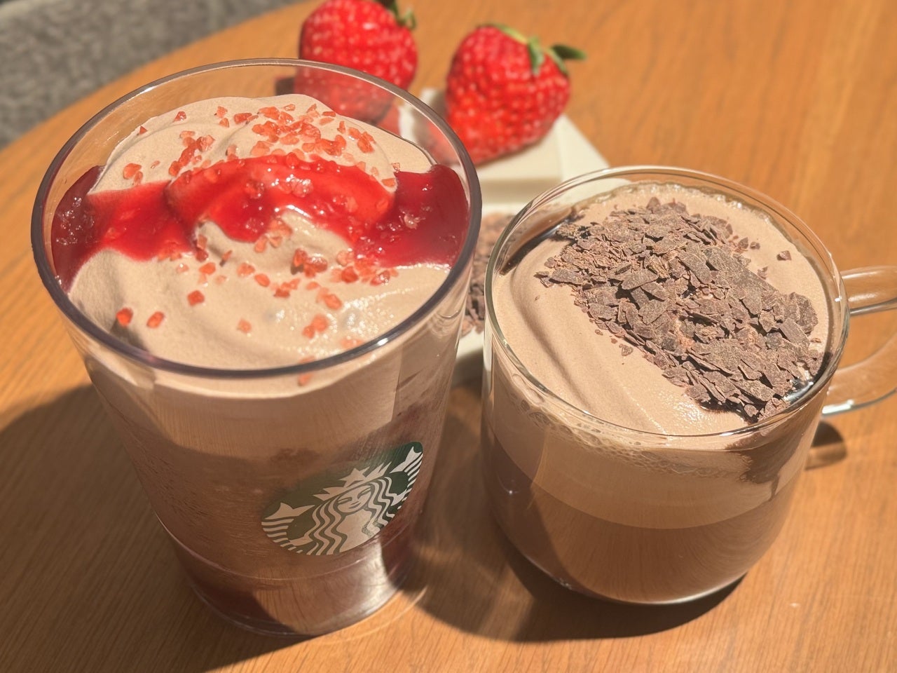 【スタバ 新作】バレンタイン2026「カカオ & ストロベリー ムース フラペチーノ®」がまるで飲むジェラート！ ヘーゼルナッツ好きにもオススメ