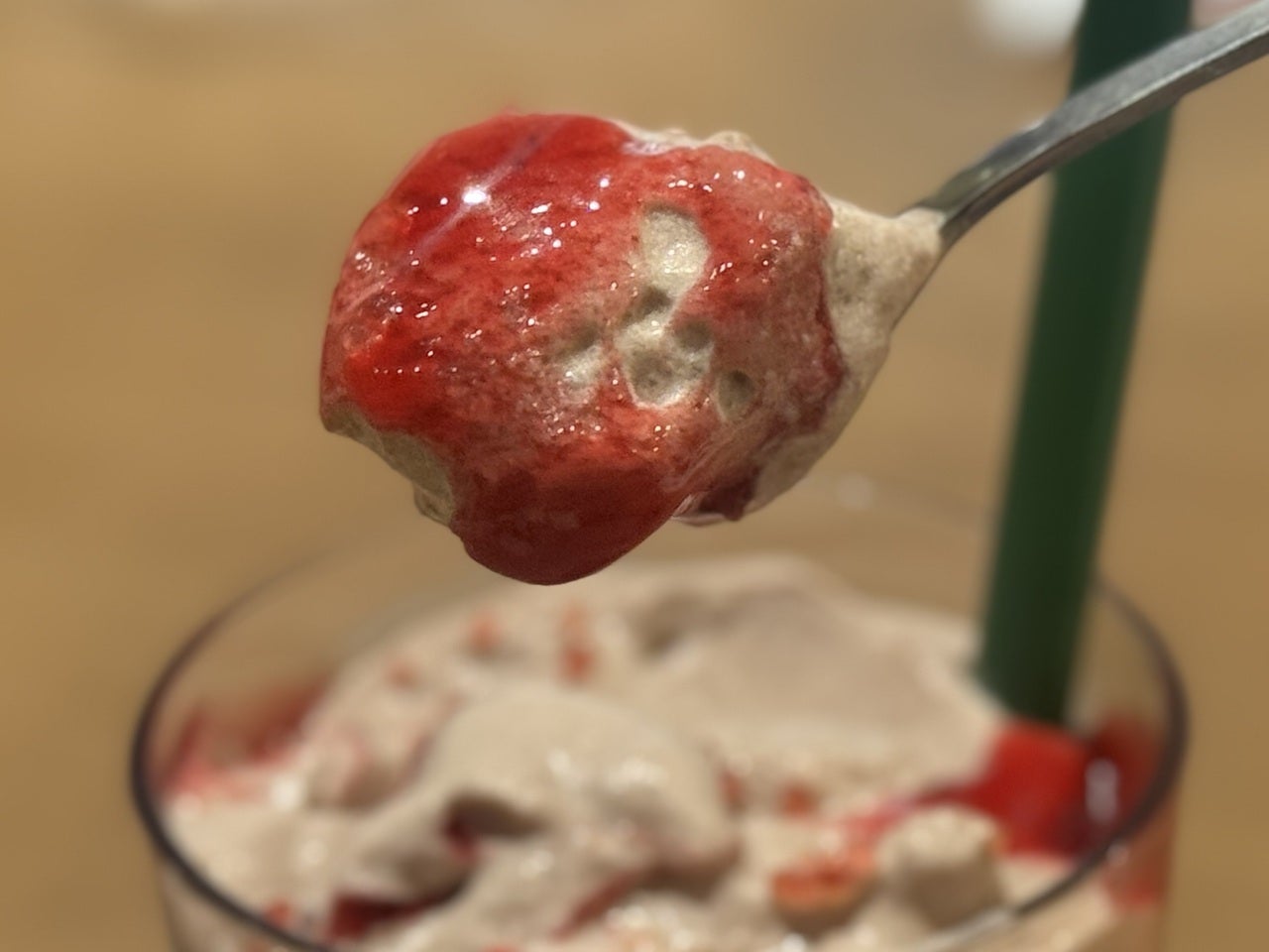 スタバ新作「カカオ & ストロベリー ムース フラペチーノ&reg;」トッピングをスプーンですくった様子