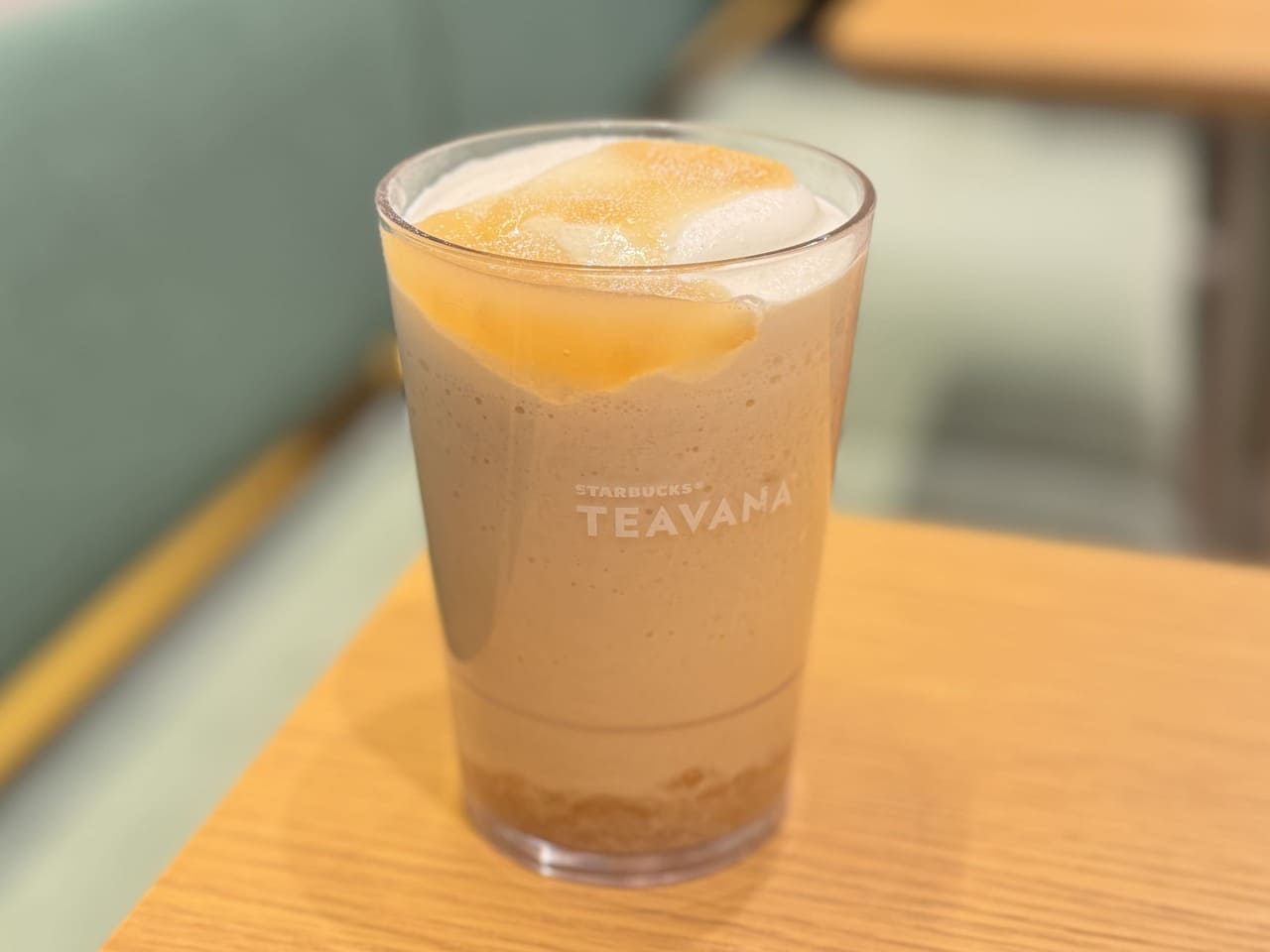 スタバ店舗限定メニュー「ホワイト ピーチ & ジョイフルメドレー ティー フラペチーノ」卓上のカット