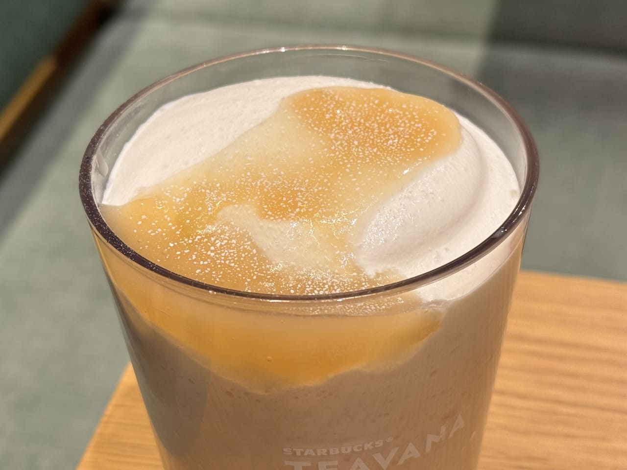 スタバ店舗限定メニュー「ホワイト ピーチ & ジョイフルメドレー ティー フラペチーノ」トッピングアップ